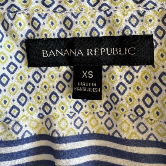 Banana Republic Capped sleeve blouse with tied collar. Size XS. - Picture 3 of 4